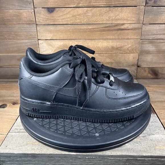 Nike Air Force 1 ‘07 Low Womes Size 8.5 Sneakers Lace Up Triple Black EUC Shoes - Picture 1 of 10